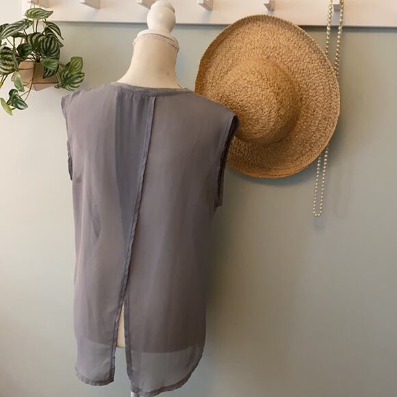 Cotton:On Gray Mixed Media V-neck ❤️ - Picture 3 of 4